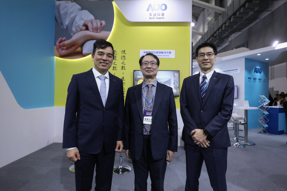 首次於醫療科技展亮相的Agin games耘康，捐贈數位化檢測設備與研究經費，協助衛福部國家中醫藥研究所打造中醫大數據資料庫。圖由左至右為Agin games光電執行長暨總經理柯富仁、衛福部國家中醫藥研究所所長蘇奕彰、Agin games光電智慧醫療事業群總經理廖世宏